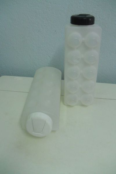 Forma para gelo, coqueteleira e garrafa de água